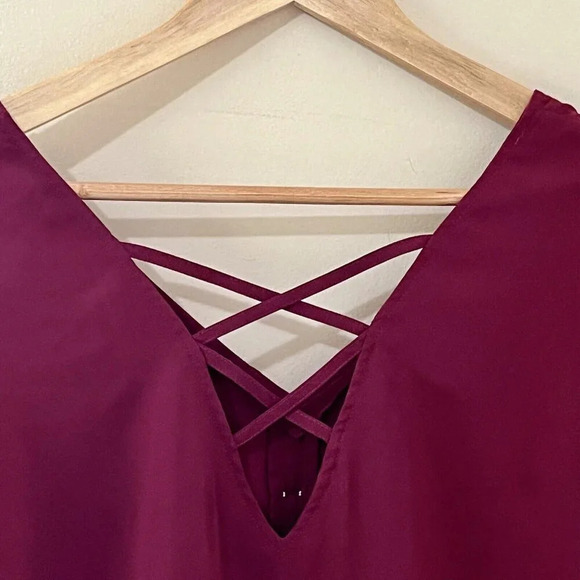 Dynamite| Wine Short Sleeve Top Blouse Woven Back Front Metal Accents Sz S - Picture 6 of 6
